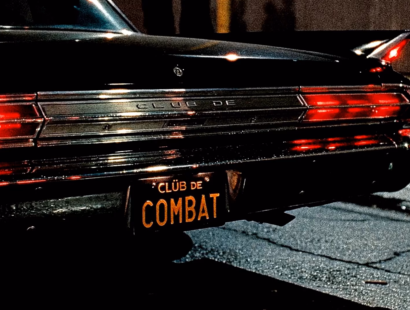 Black lowrider with a Clüb De Combat plate